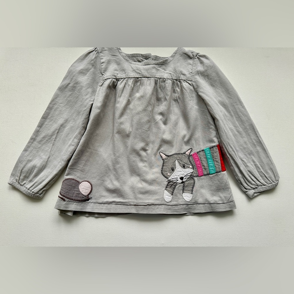 Baby Boden girl’s mini Biden kitty dress, color light grey, size 18-24M.